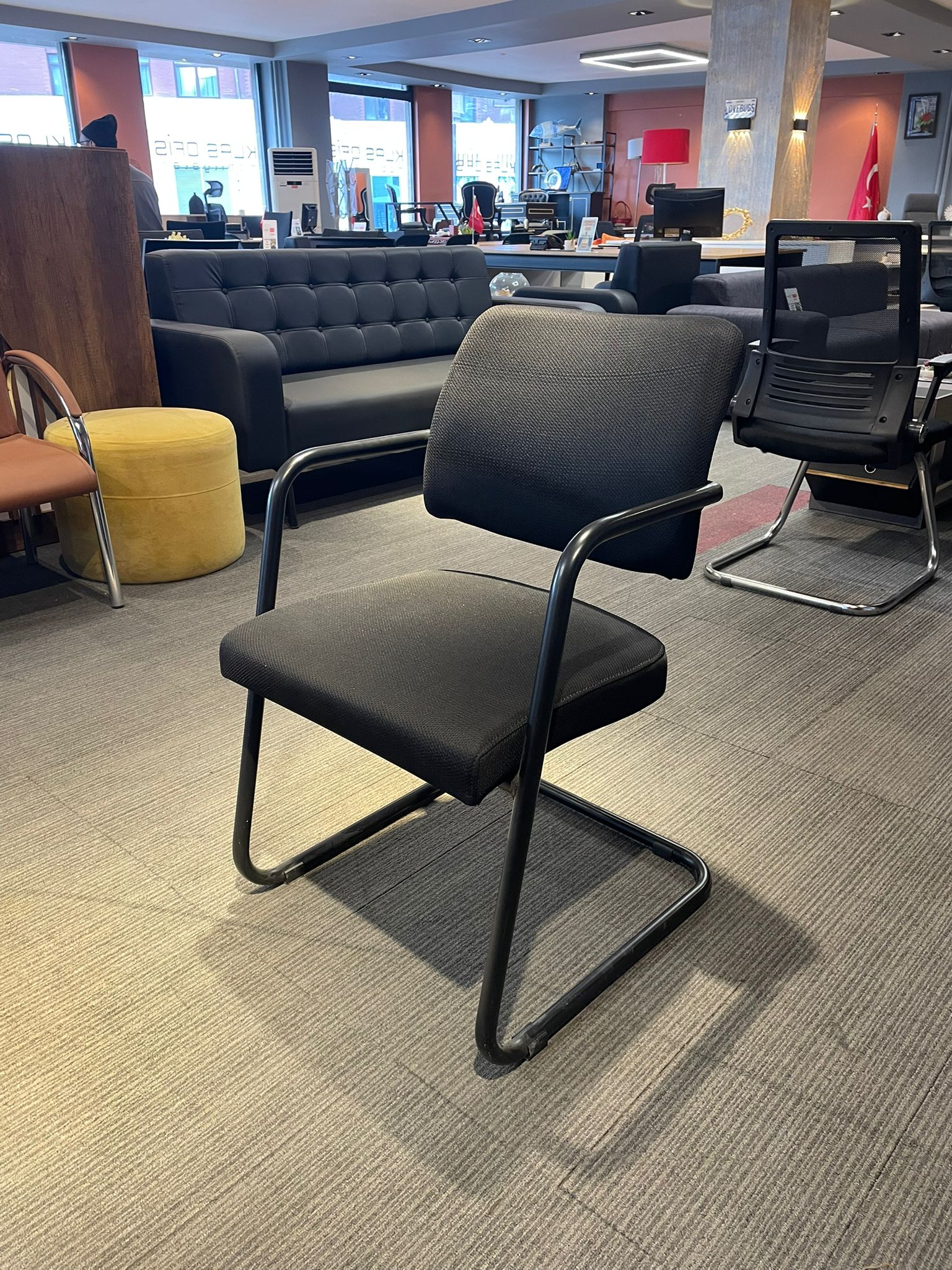 Klas Ofis Üsküdar Siyah Kumaş Bekleme Koltuğu (2. El – Temiz) - Görsel 3