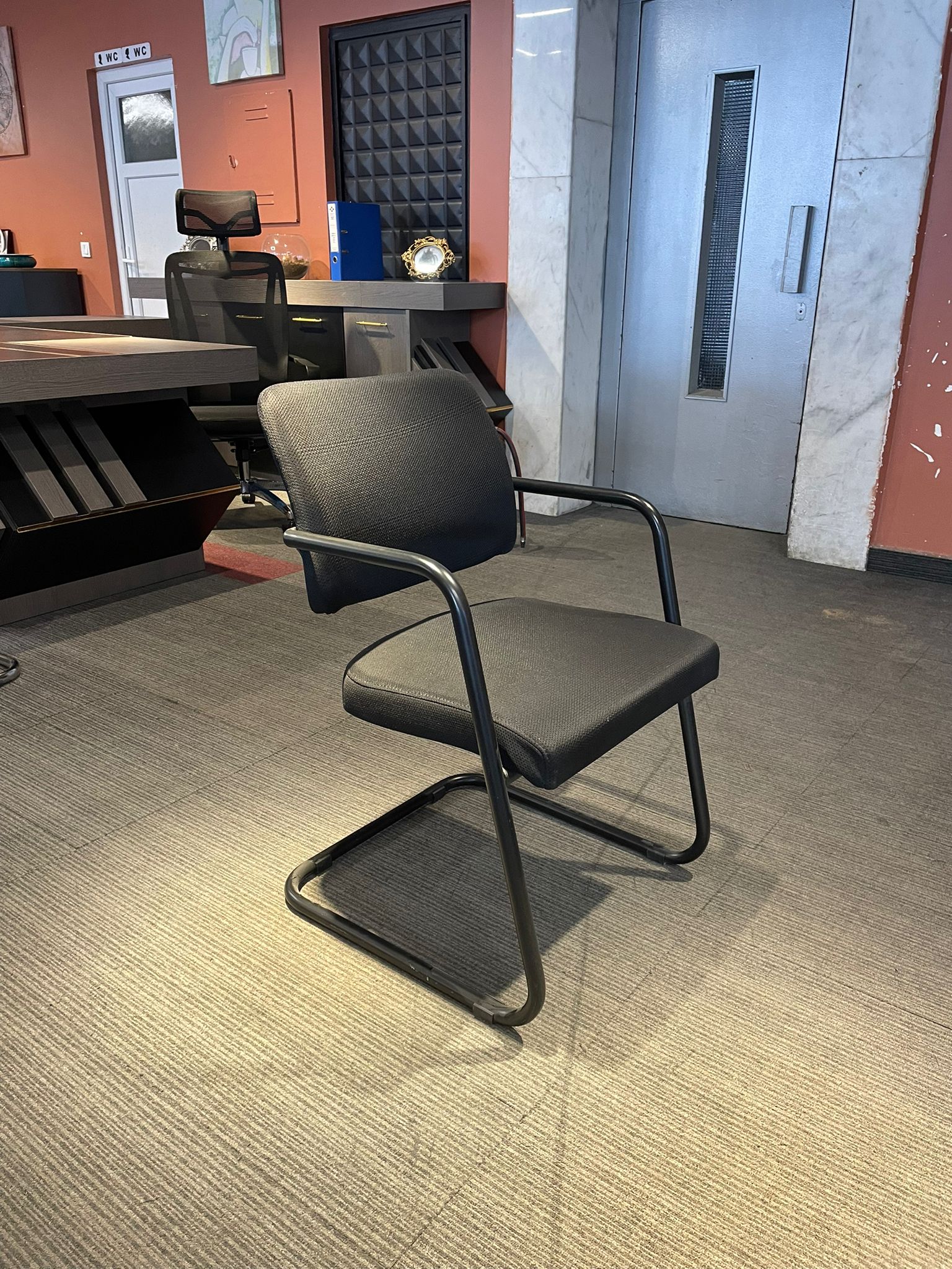 Klas Ofis Üsküdar Siyah Kumaş Bekleme Koltuğu (2. El – Temiz) - Görsel 5