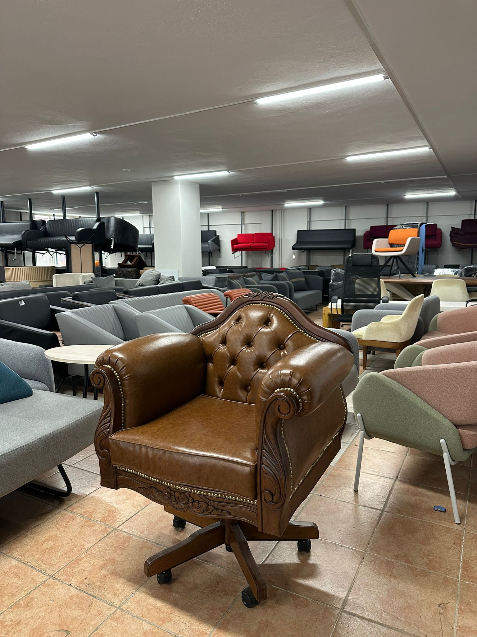 Klas Ofis Üsküdar Ahşap Tek Kişilik Kahverengi Deri Koltuk – İkinci El - Görsel 3