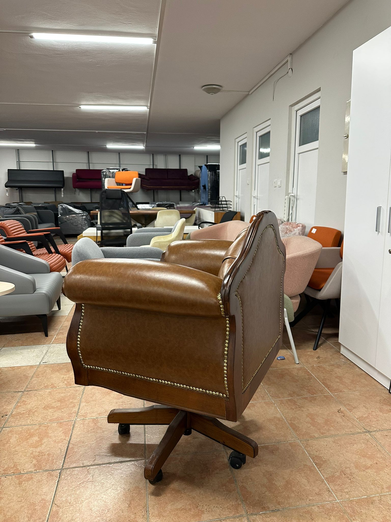 Klas Ofis Üsküdar Ahşap Tek Kişilik Kahverengi Deri Koltuk – İkinci El - Görsel 5