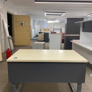 KLAS OFİS ÜSKÜDAR 70x120 ANTRASİT GRİ VE AKÇAAĞAÇ BİREYSEL ÇALIŞMA MASASI