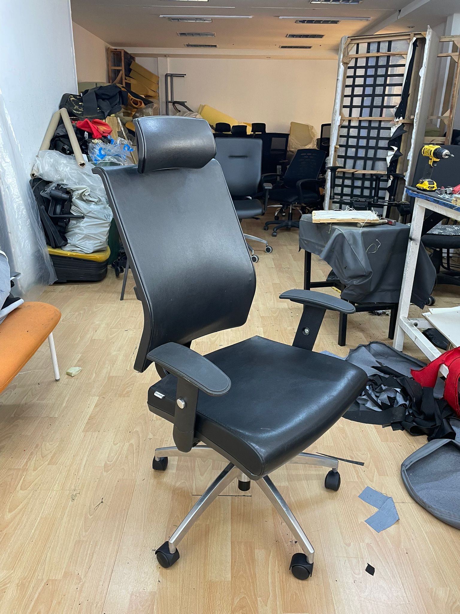 KLAS OFİS ÜSKÜDAR BÜROMODEL MARKA YENİLENMİŞ DERİ ÇALIŞMA KOLTUĞU - Görsel 4