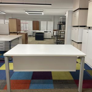 KLAS OFİS ÜSKÜDAR 140x90 METAL AYAKLI BEYAZ ÇALIŞMA MASASI