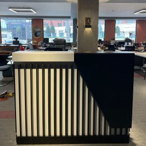 KLAS OFİS ÜSKÜDAR 140x60 SİYAH ÇİZGİLİ BEYAZ KARŞILAMA BANKOSU