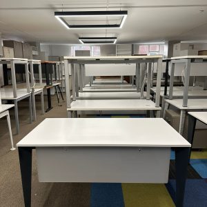 KLAS OFİS ÜSKÜDAR 140X80 BEYAZ RENK İKİNCİ EL İSKELET AYAKLI ÇALIŞMA MASASI