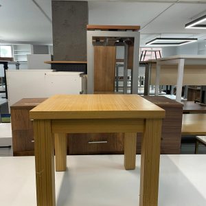 KLAS OFİS ÜSKÜDAR CEVİZ RENK AHŞAP AYAKLI KARE OFİS SEHPASI