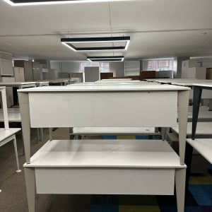 KLAS OFİS ÜSKÜDAR 160X80 BEYAZ RENK İKİNCİ EL İSKELET AYAKLI ÇALIŞMA MASASI