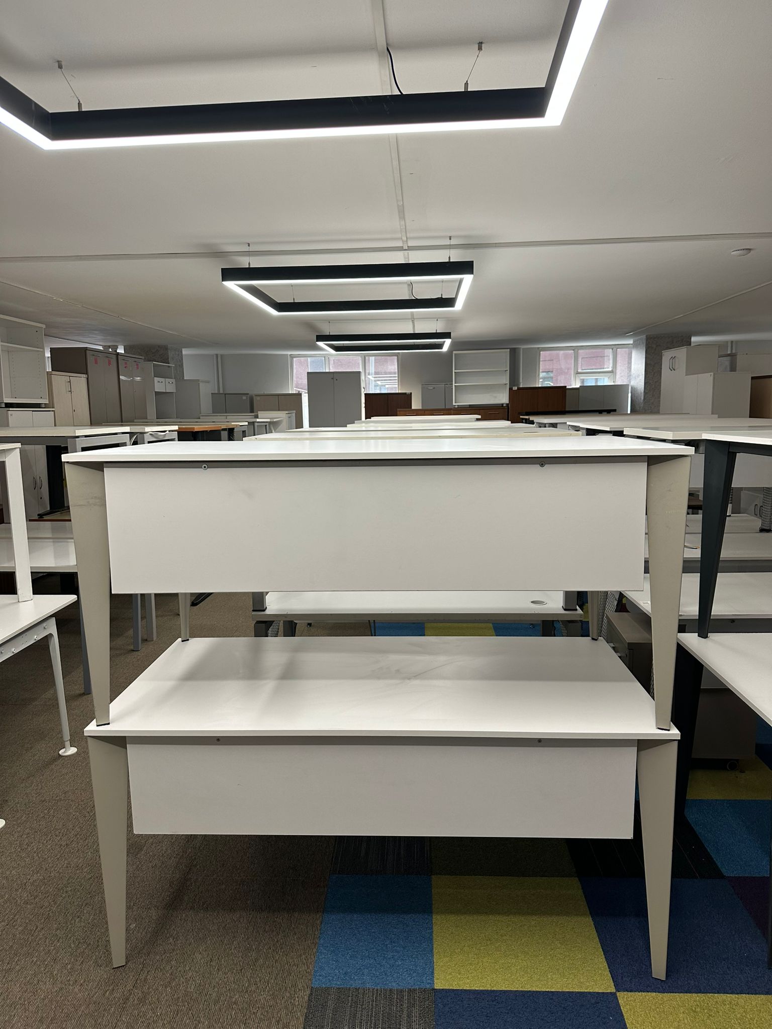 KLAS OFİS ÜSKÜDAR 160X80 BEYAZ RENK İKİNCİ EL İSKELET AYAKLI ÇALIŞMA MASASI