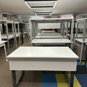KLAS OFİS ÜSKÜDAR 135X75 BEYAZ RENK İKİNCİ EL ÇALIŞMA MASASI