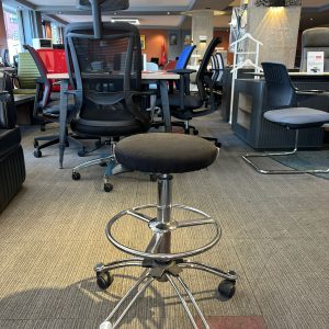 KLAS OFİS ÜSKÜDAR TEKERLEKLİ KROM AYAKLI DOKTOR TABURESİ