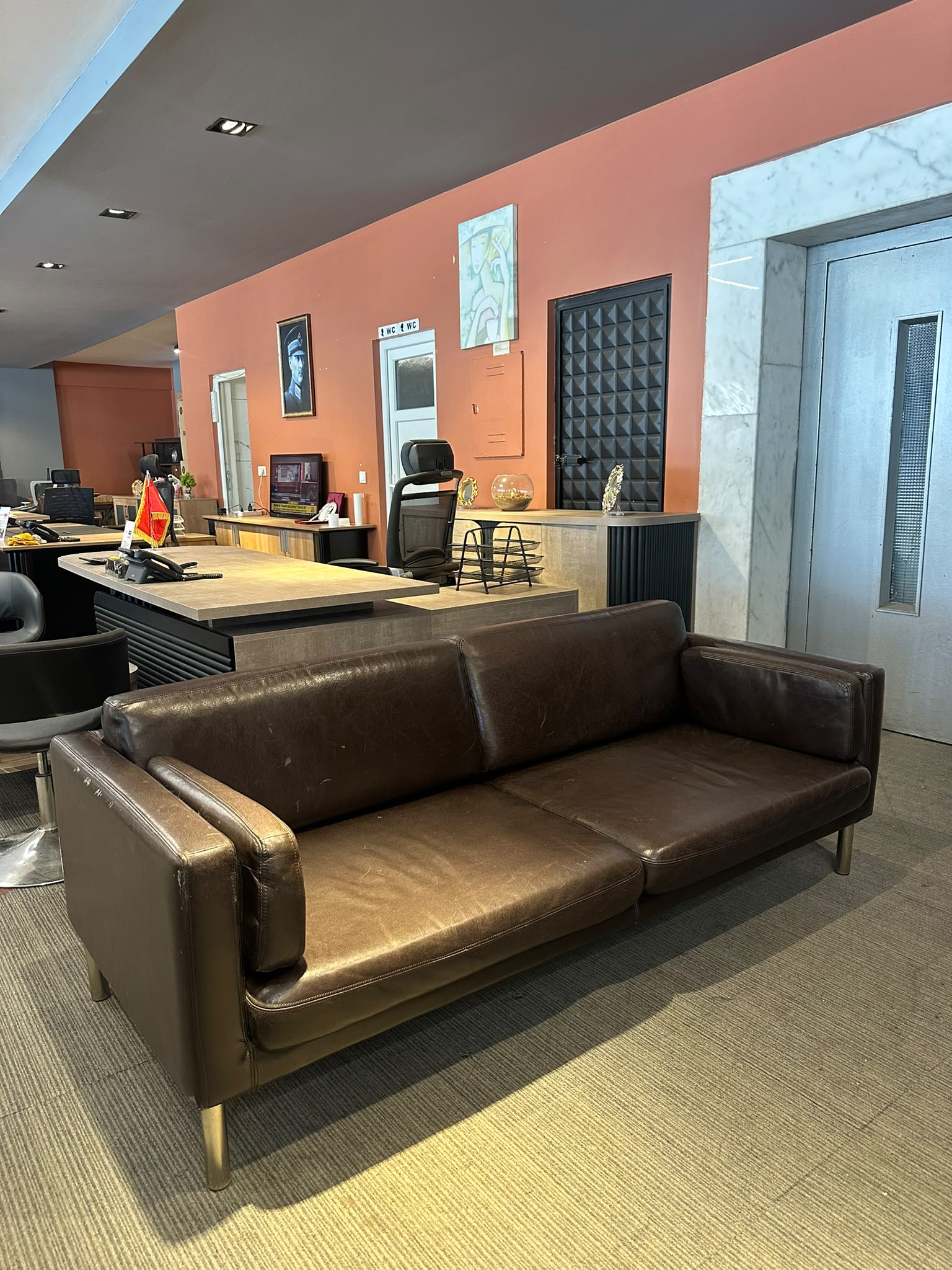KLAS OFİS ÜSKÜDAR 195X90 İKİNCİ EL KAHVERENGİ DERİ 3'LÜ BEKLEME KOLTUĞU - Görsel 5