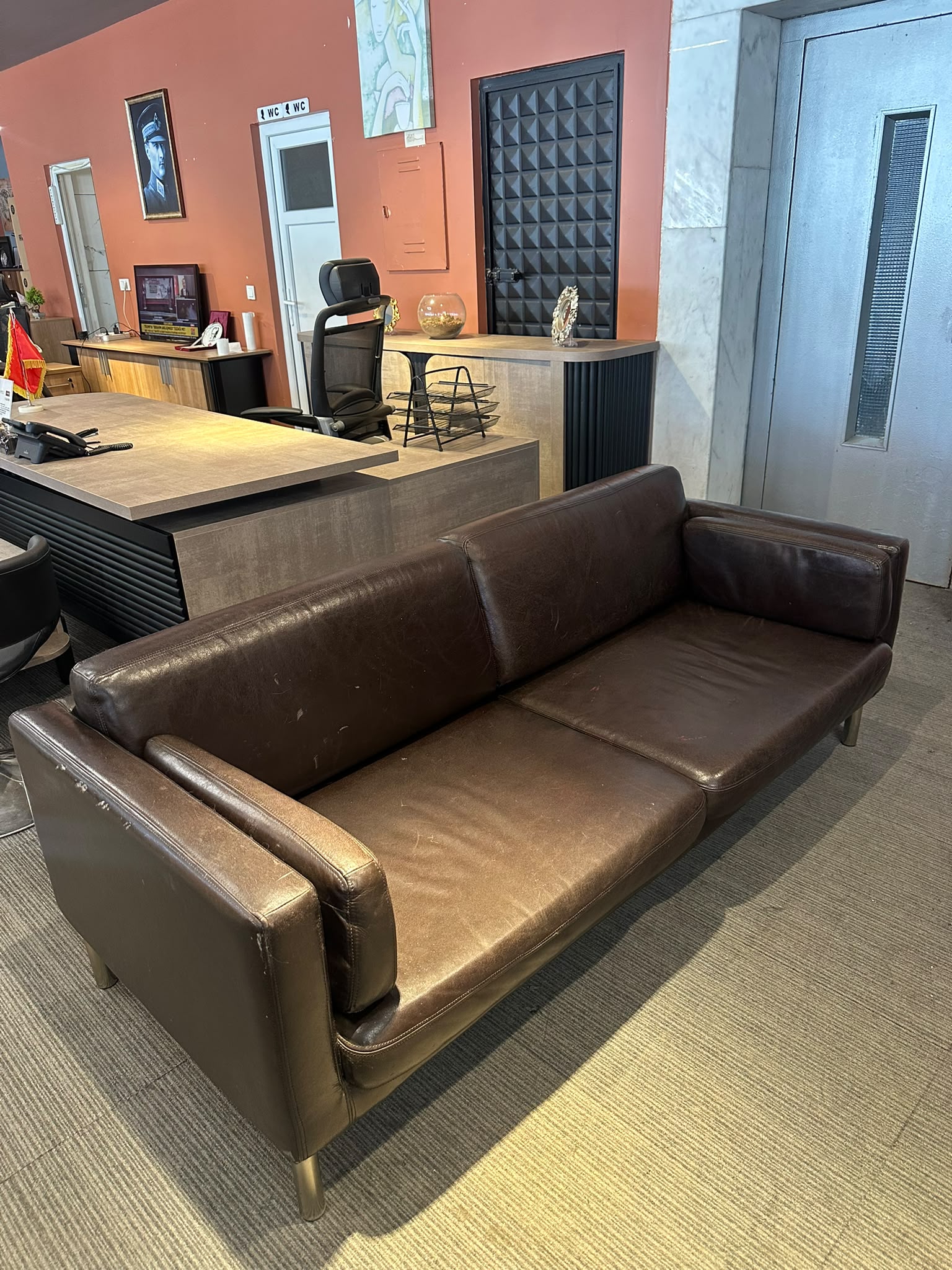 KLAS OFİS ÜSKÜDAR 195X90 İKİNCİ EL KAHVERENGİ DERİ 3'LÜ BEKLEME KOLTUĞU - Görsel 3