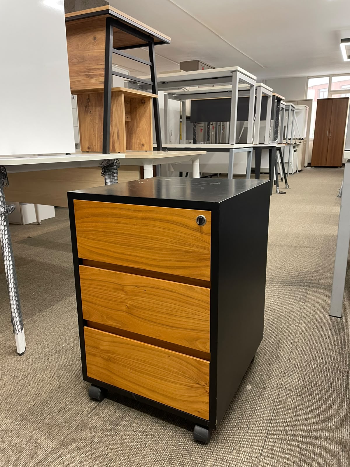 KLAS OFİS ÜSKÜDAR SİYAH AHŞAP DETAYLI KESON - Görsel 4