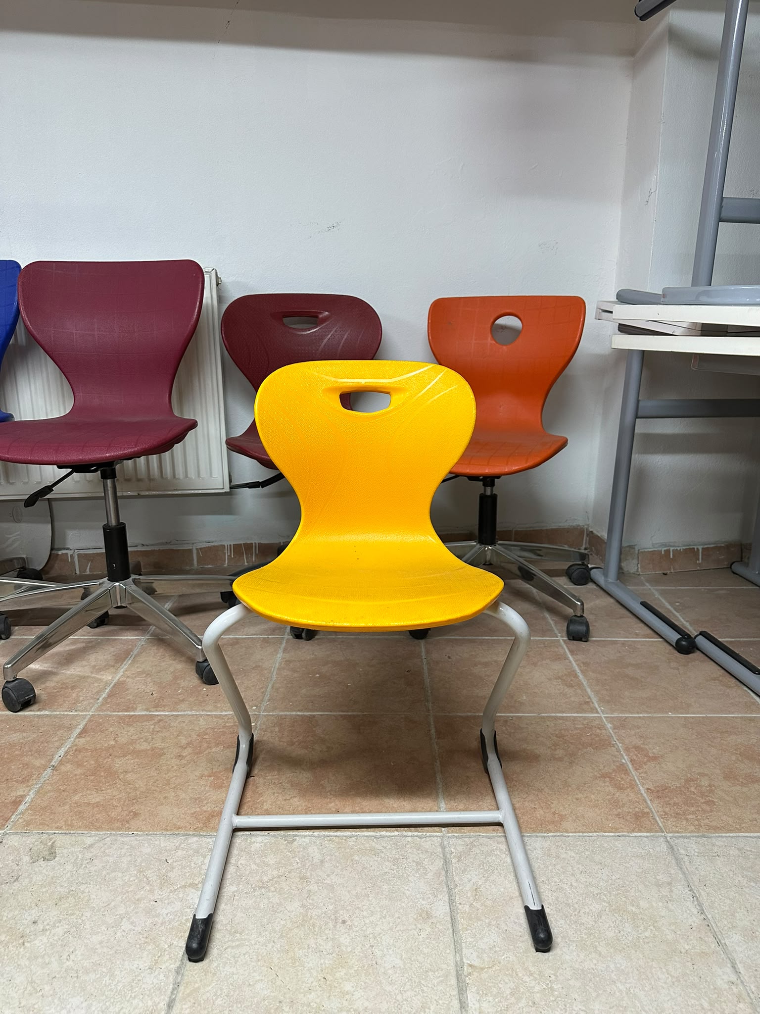 KLAS OFİS ÜSKÜDAR MONOBLOK SARI RENK BEKLEME SANDALYESİ