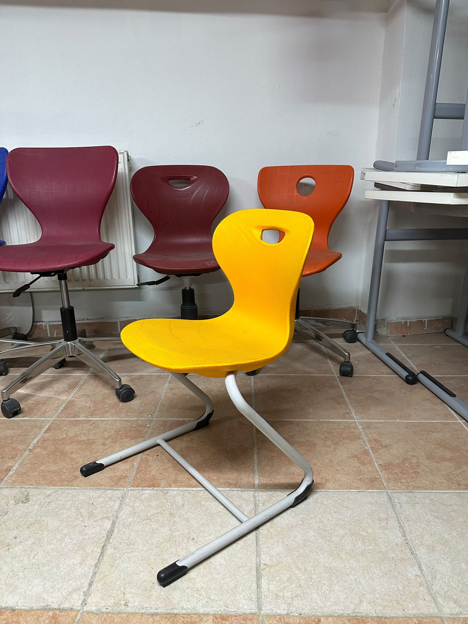 KLAS OFİS ÜSKÜDAR MONOBLOK SARI RENK BEKLEME SANDALYESİ - Görsel 4