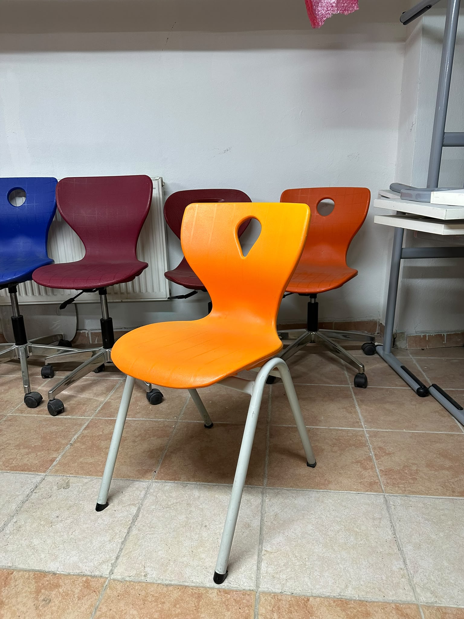 KLAS OFİS ÜSKÜDAR MONOBLOK TURUNCU RENK BEKLEME SANDALYESİ - Görsel 4