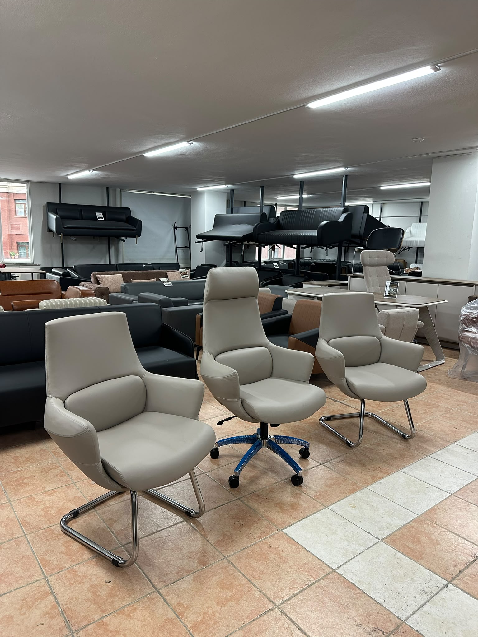 KLAS OFİS ÜSKÜDAR KREM DERİ MÜDÜR KOLTUK TAKIMI SIFIR - Görsel 3