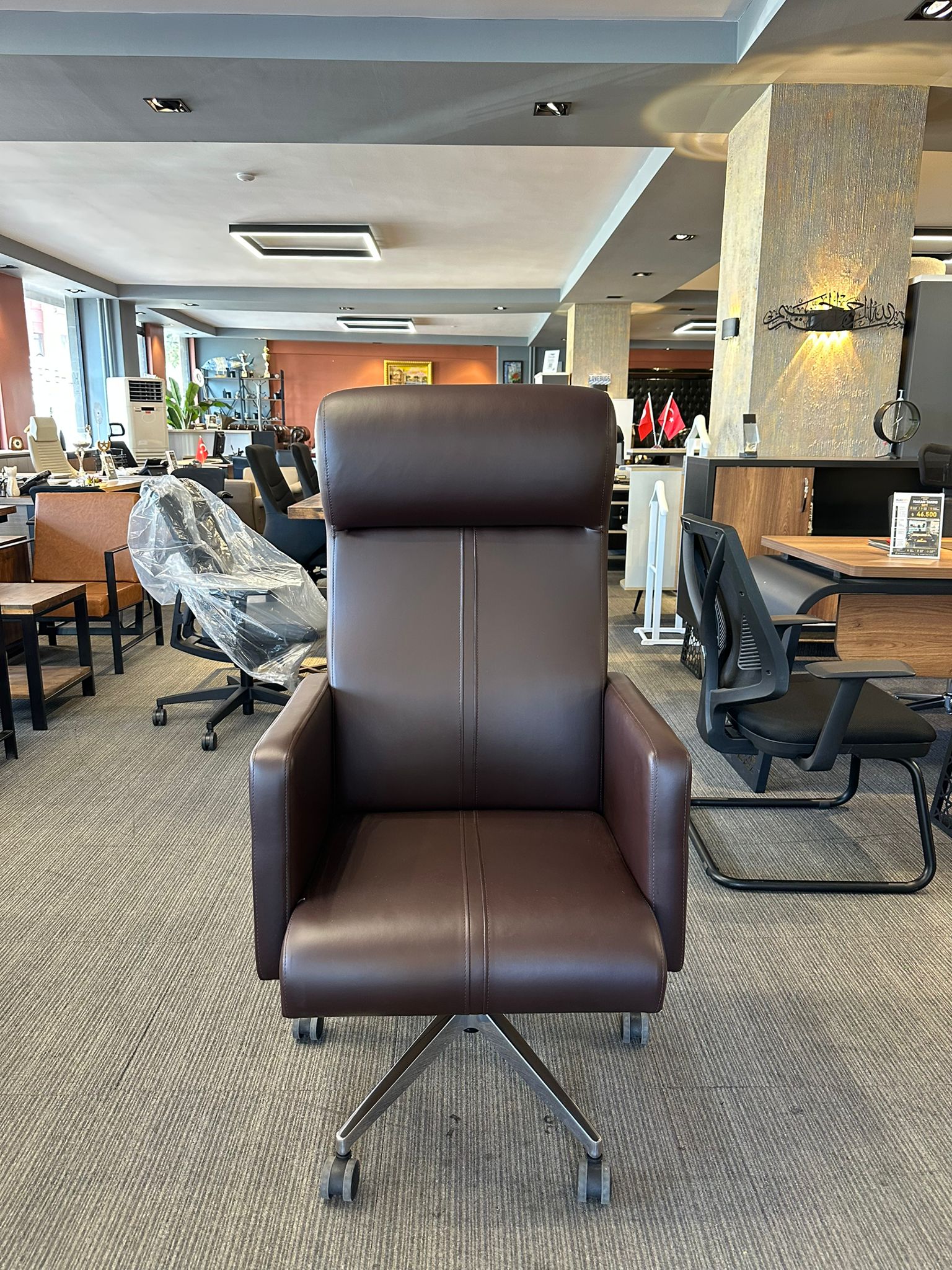 KLAS OFİS ÜSKÜDAR KAHVERENGİ DERİ YÖNETİCİ KOLTUĞU SIFIR