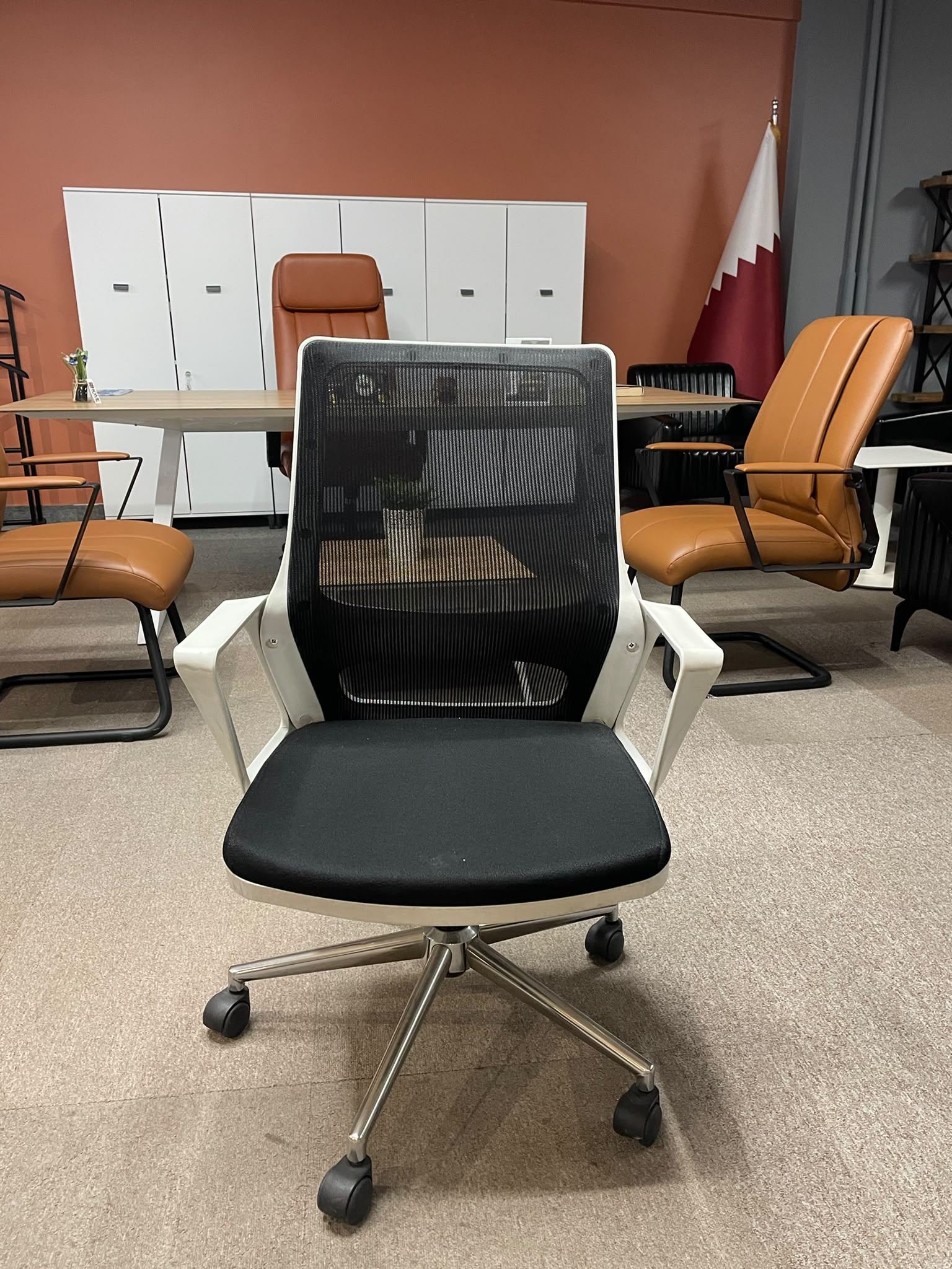 KLAS OFİS ÜSKÜDAR SİYAH FİLELİ BEYAZ KOLÇAKLI ÇALIŞMA KOLTUĞU
